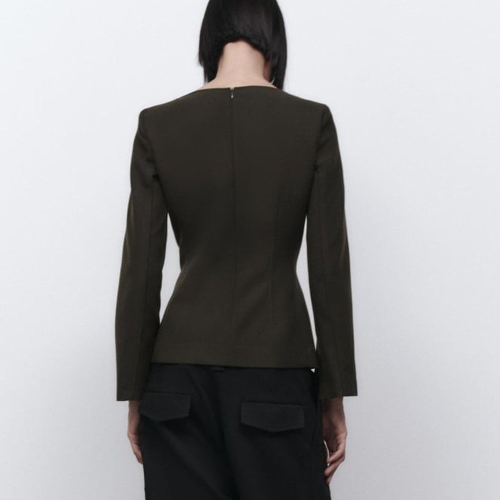 NWT TOPSTITCHED KHAKI SLIT TOP. - Picture 3 of 10